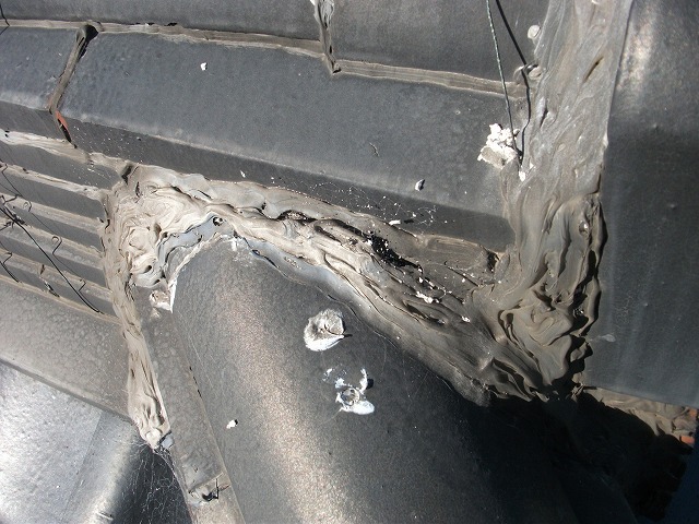 名古屋市緑区にて棟下漆喰の交換工事、不適切なシーリングが補填されていたので既存漆喰と合わせて撤去